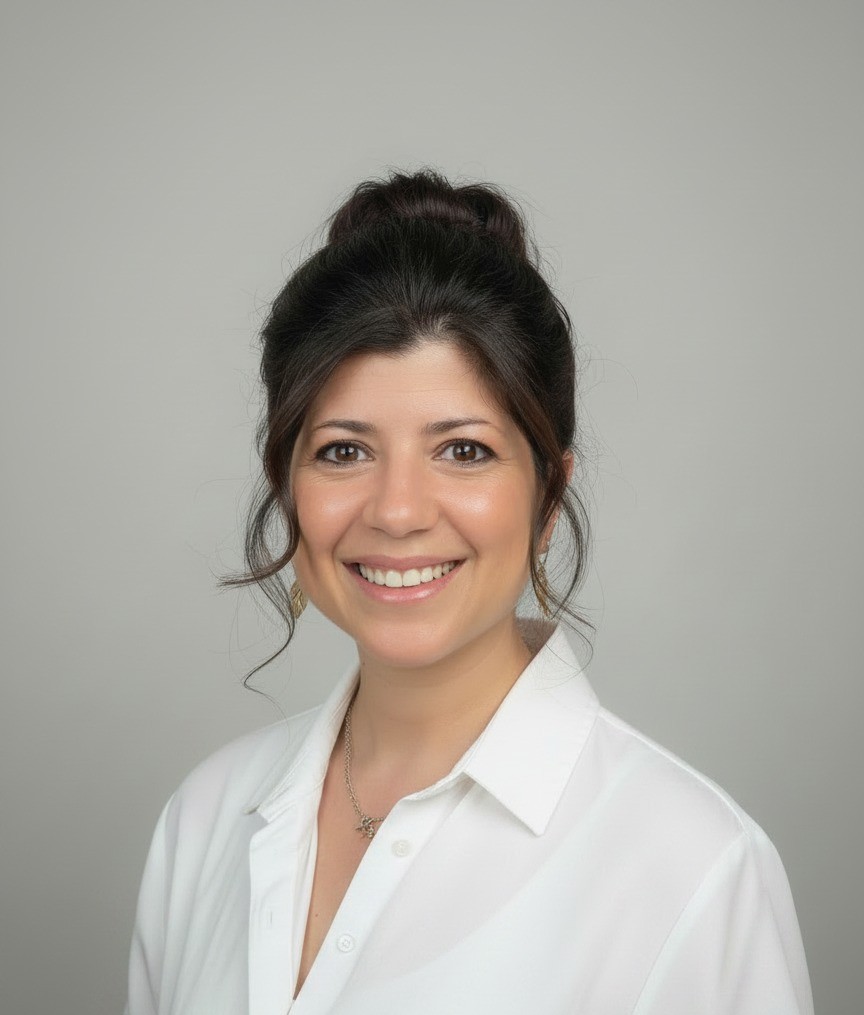 Portrait of Mariana Medeiros, founder of Medeiros Real Estate